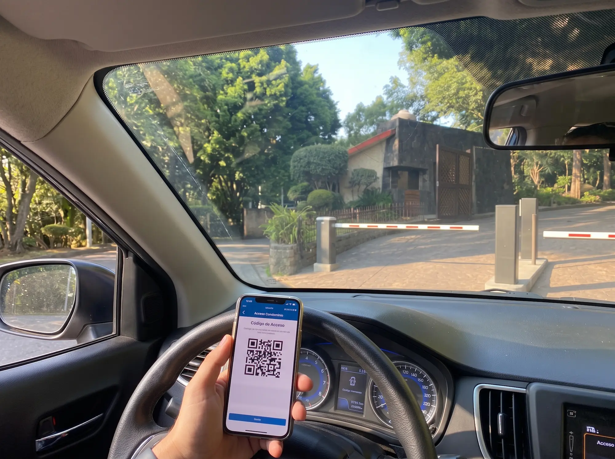 Generación de códigos QR para acceso ágil de visitas y residentes en caseta de condominio