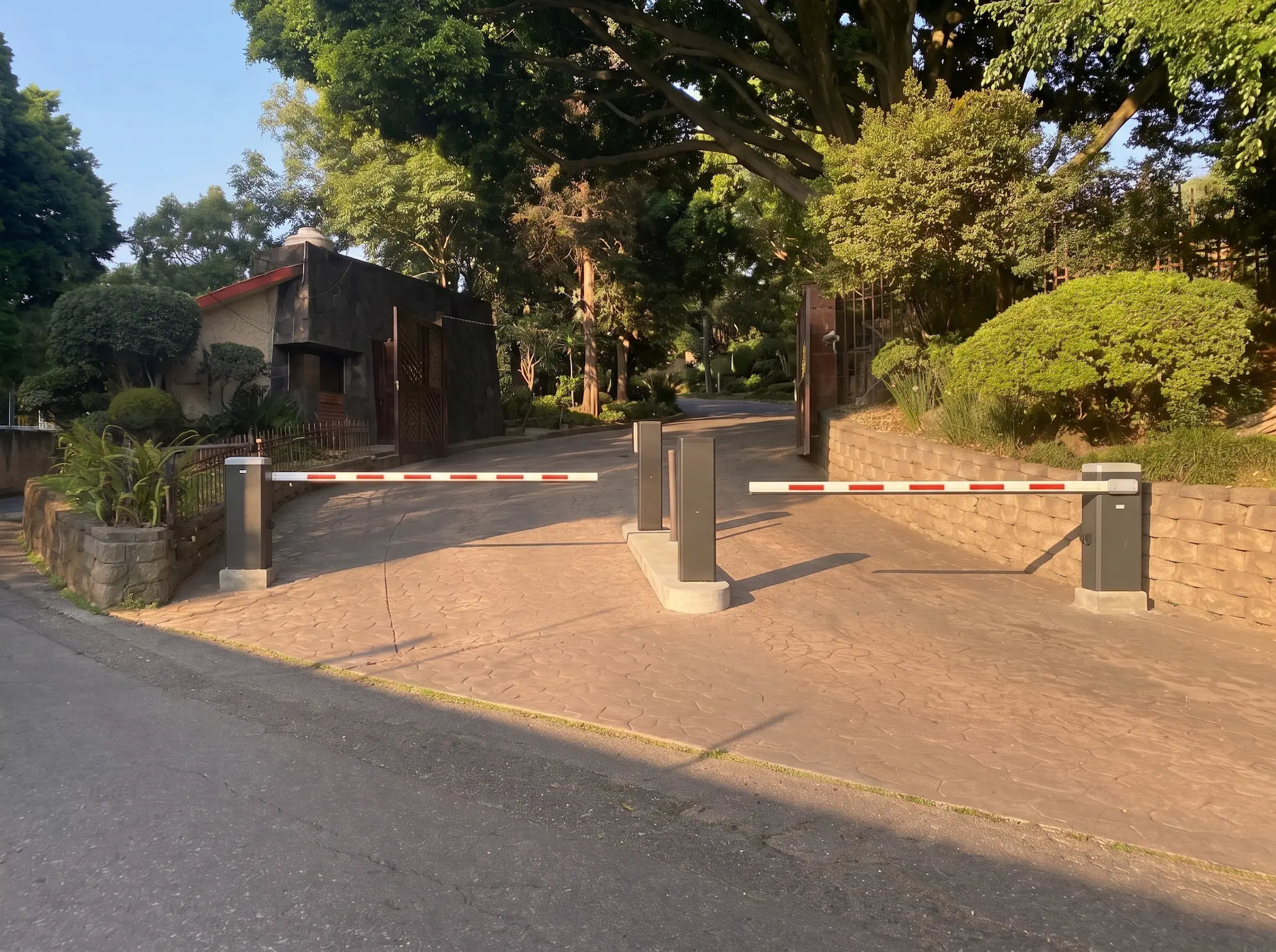 Control de acceso vehicular para condominios en Cuernavaca con plumas automáticas y pedestales de entrada y salida