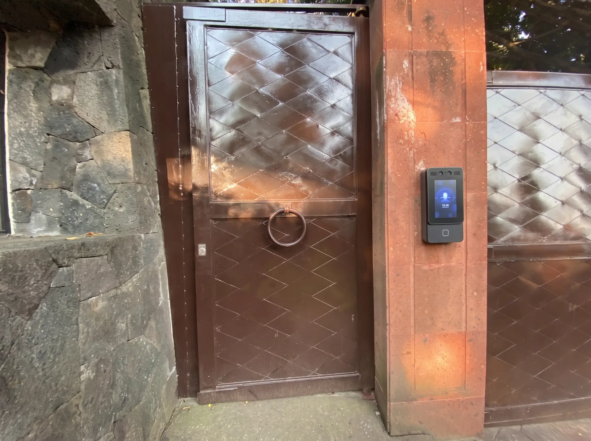Control de acceso peatonal con reconocimiento facial y electroimán para condominios residenciales