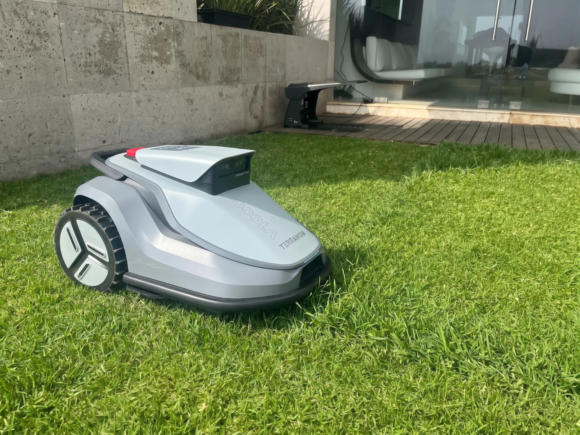 Robot cortacésped autónomo para mantenimiento continuo de áreas verdes y jardines en condominios
